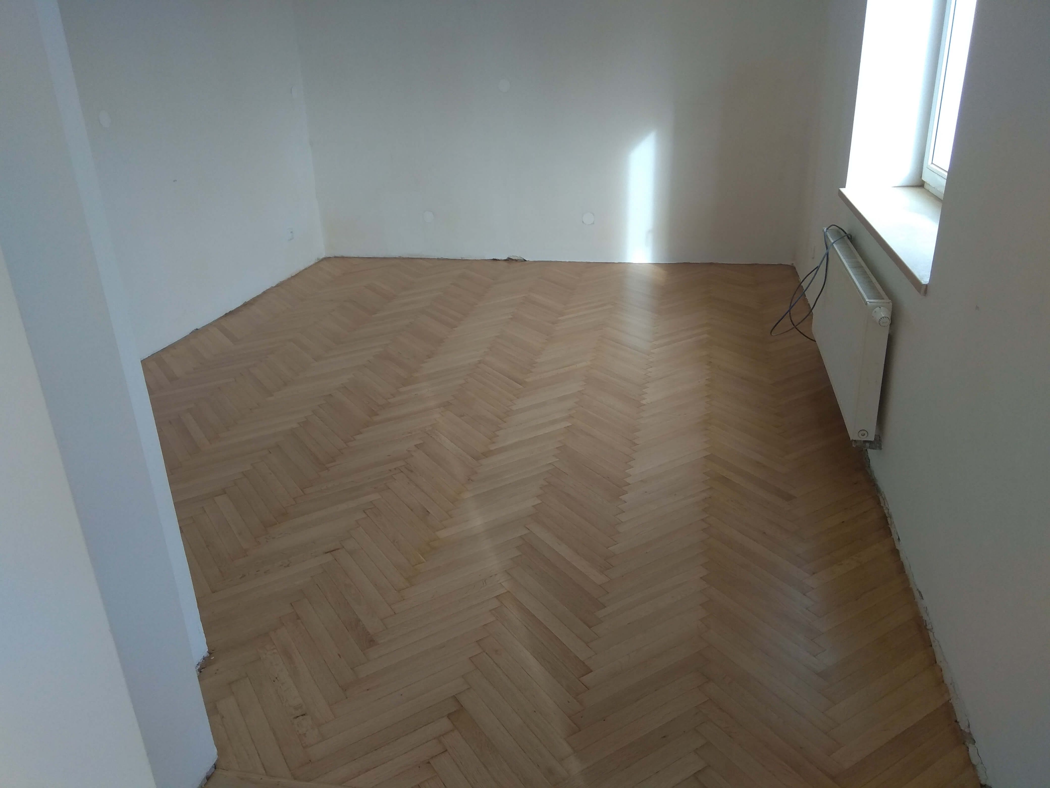 Renovace dřevěné podlahy v Baťovském půldomku na Lesní čtvti ve Zlíně.